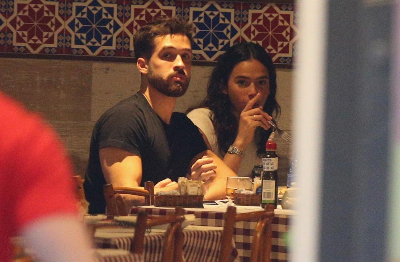 Bruna Marquezine e João Guilherme comendo em restaurante