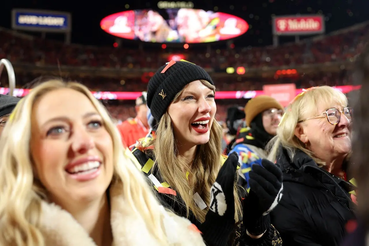 Taylor Swift durante partida do noivo, Travis Kelce, atleta do Kansas City Chiefs