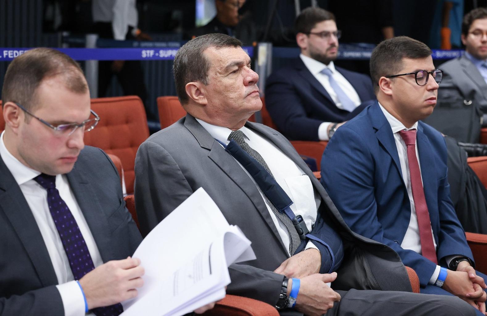Paulo Sérgio Nogueira com o braço apoiado em uma tipoia assiste ao julgamento no STF
