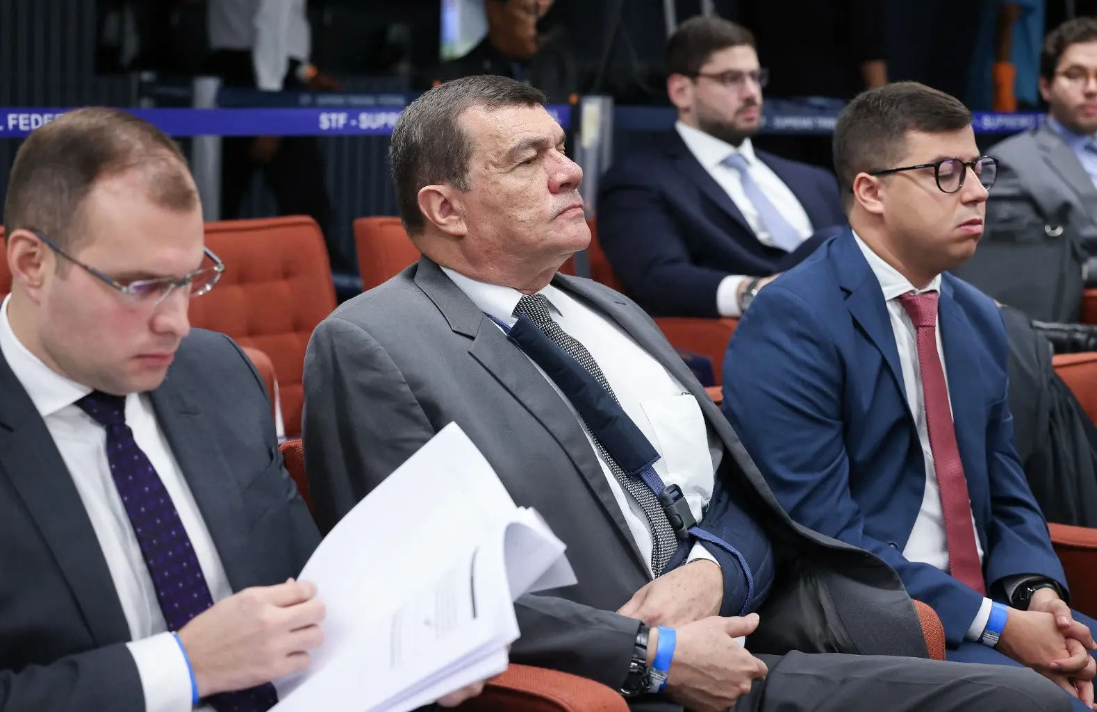 Paulo Sérgio Nogueira com o braço apoiado em uma tipoia assiste ao julgamento no STF