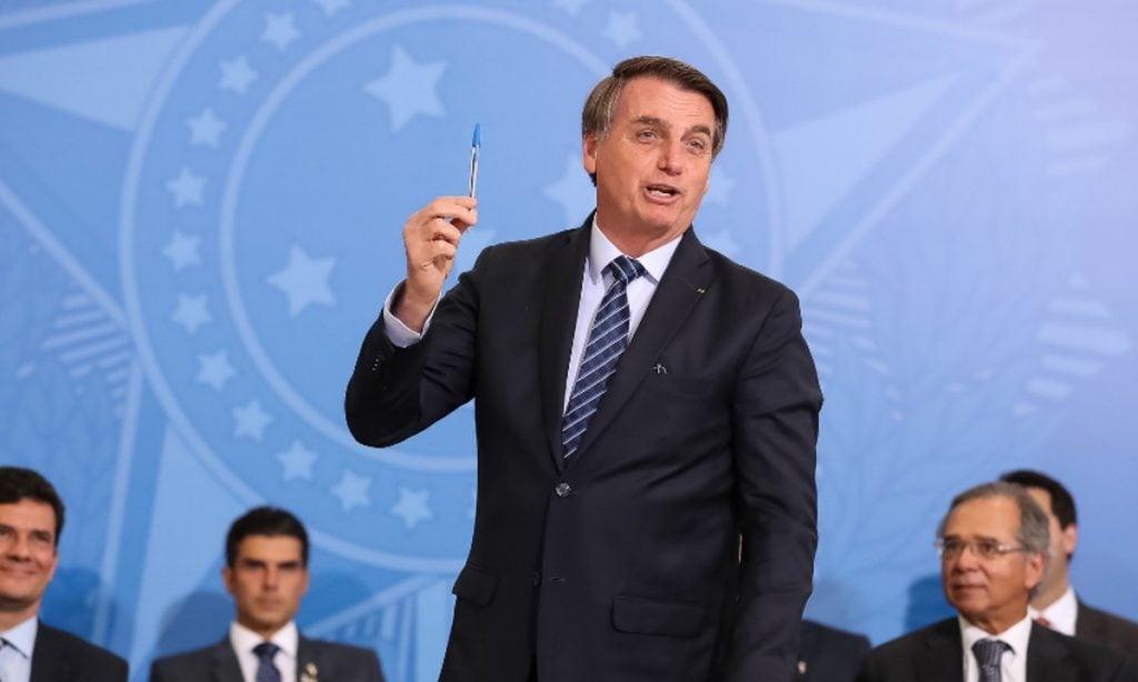 Foto de Jair Bolsonaro segurando caneta BIC na mão