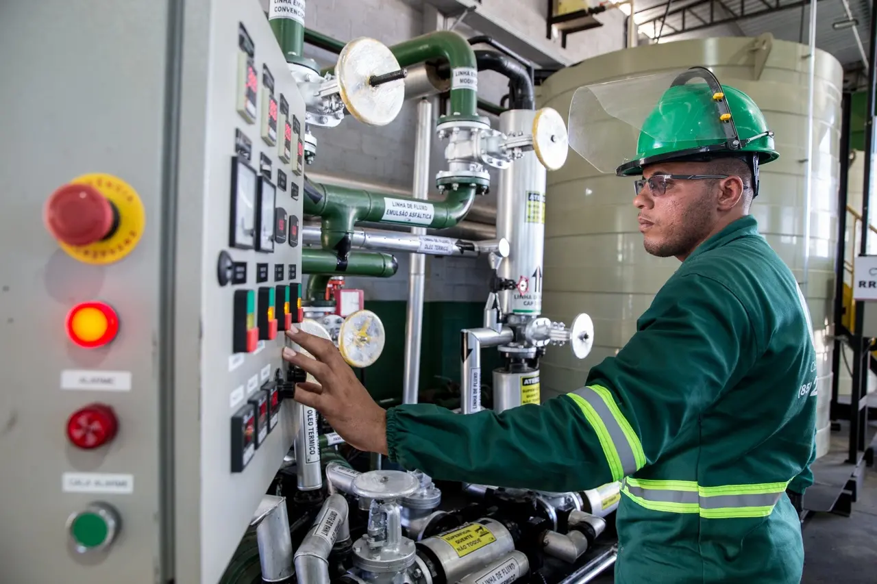 Imagem de homem trabalhando em máquina de indústria