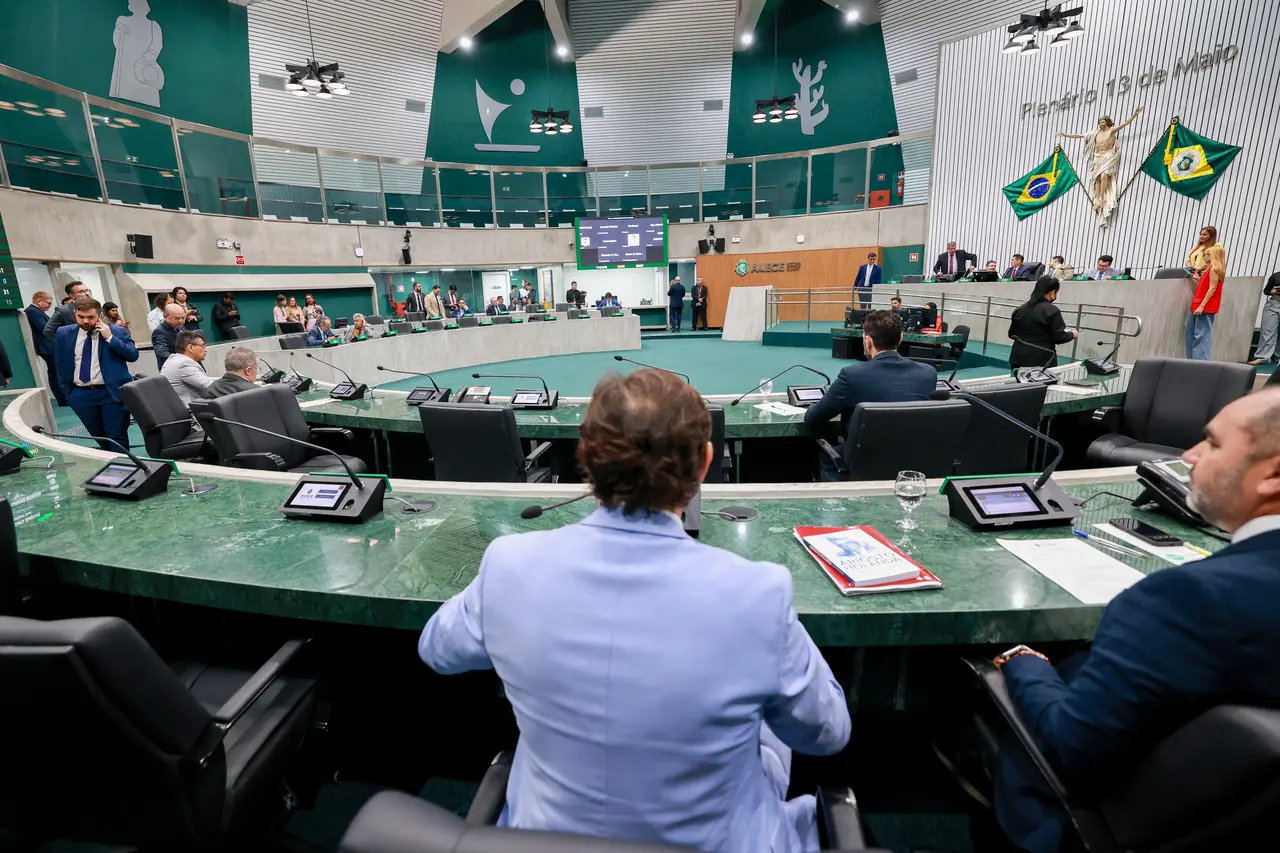 Foto mostra Plenário 13 de Maio durante votação na Assembleia Legislativa do Ceará
