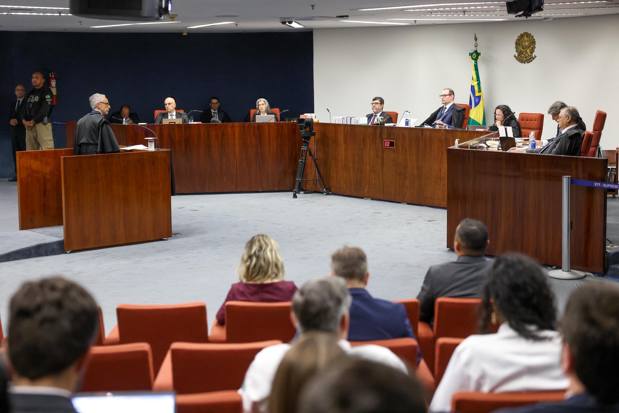 Advogado faz sustentação oral durante primeiro dia de julgamento, o mesmo que ouvirá Bolsonaro. Na mesa, os ministros da Primeira Turma. Veja o que aconteceu
