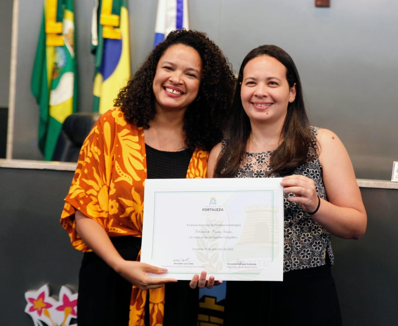 foto de Fabiane de Paula, fotojornalista do Diário do Nordeste, durante homenagem em uma sessão solene na Câmara Municipal de Fortaleza
