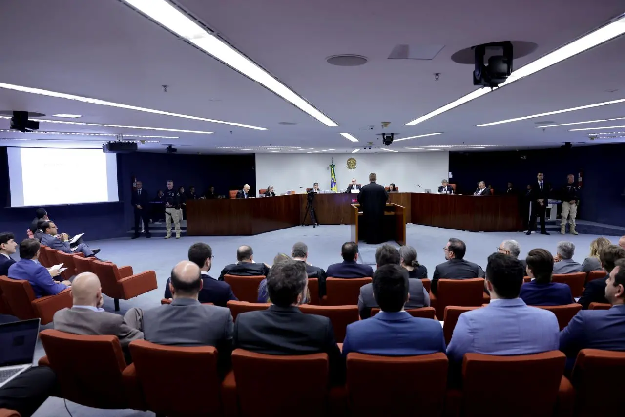 imagem da primeira turma do stf, que está julgamento jair bolsonaro e outros sete réus pela trama golpista
