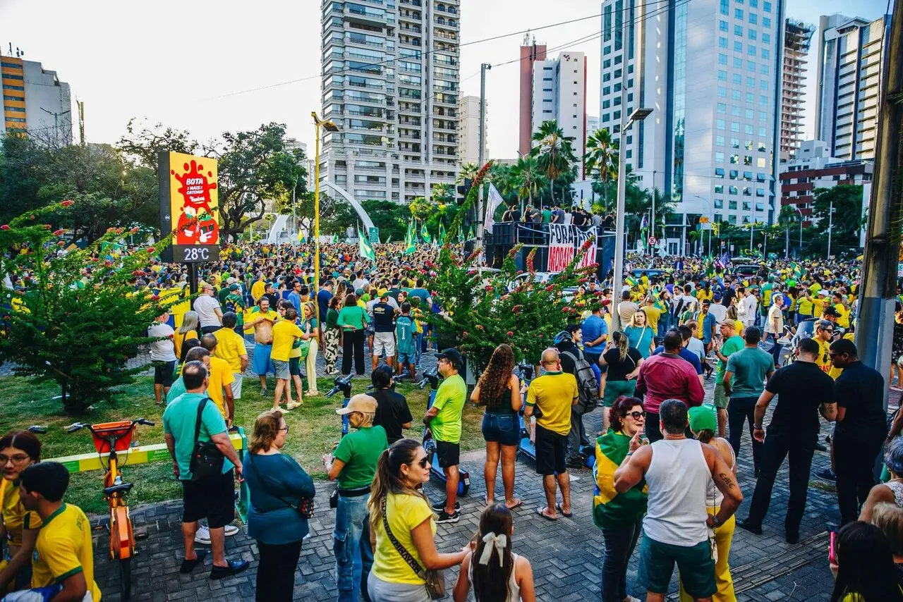 Foto mostra apoiadores do ex-presidente Jair Bolsonaro durante manifestação na Praça Portugal