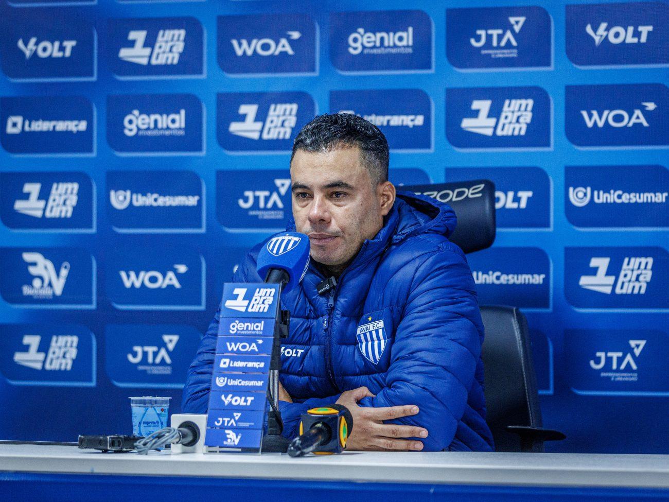 Jair Ventura em ação pelo Avaí