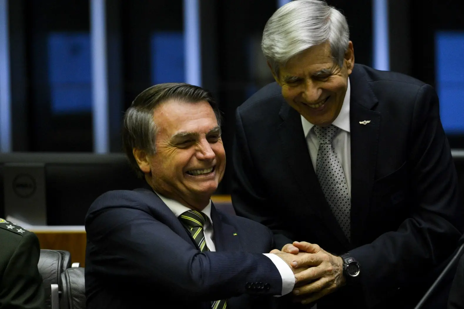 Bolsonaro e Augusto Heleno se cumprimentam em evento