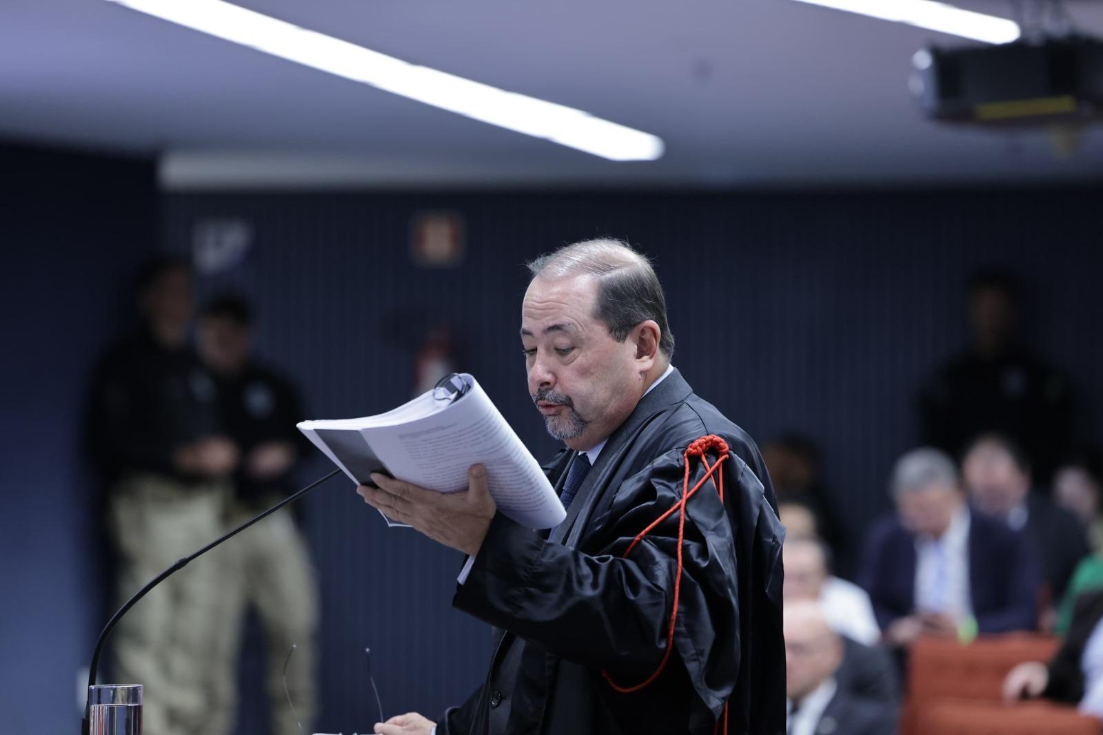 Advogado Celso Vilardi lê, diante do público que acompanha a sessão, trecho da denúncia da PGR