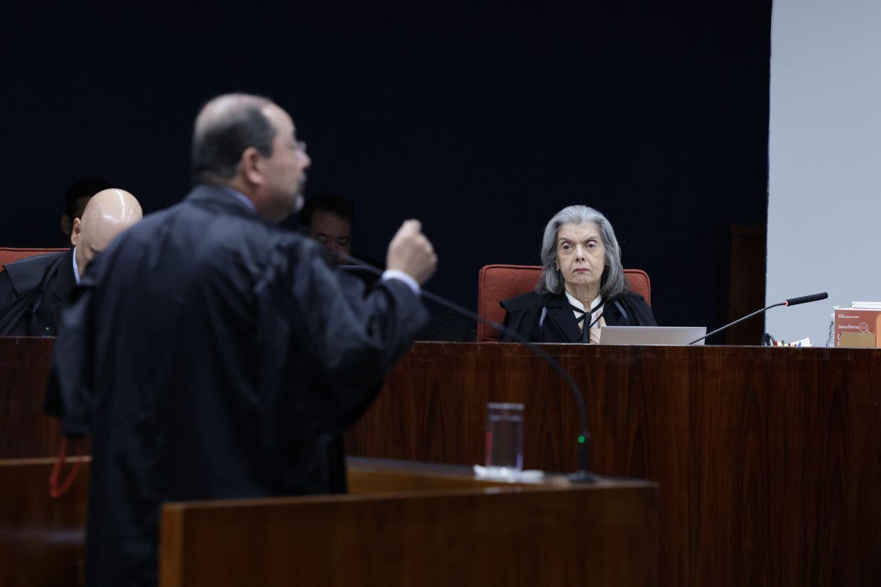 ministra carmen lucia, do stf, observando o advogado de jair bolsonaro, celso sanchez