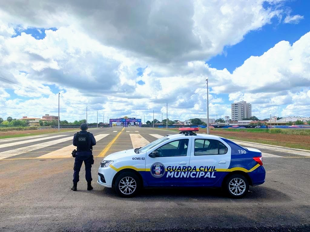 Foto que contém viatura e agente da Guarda Municipal de Sobral