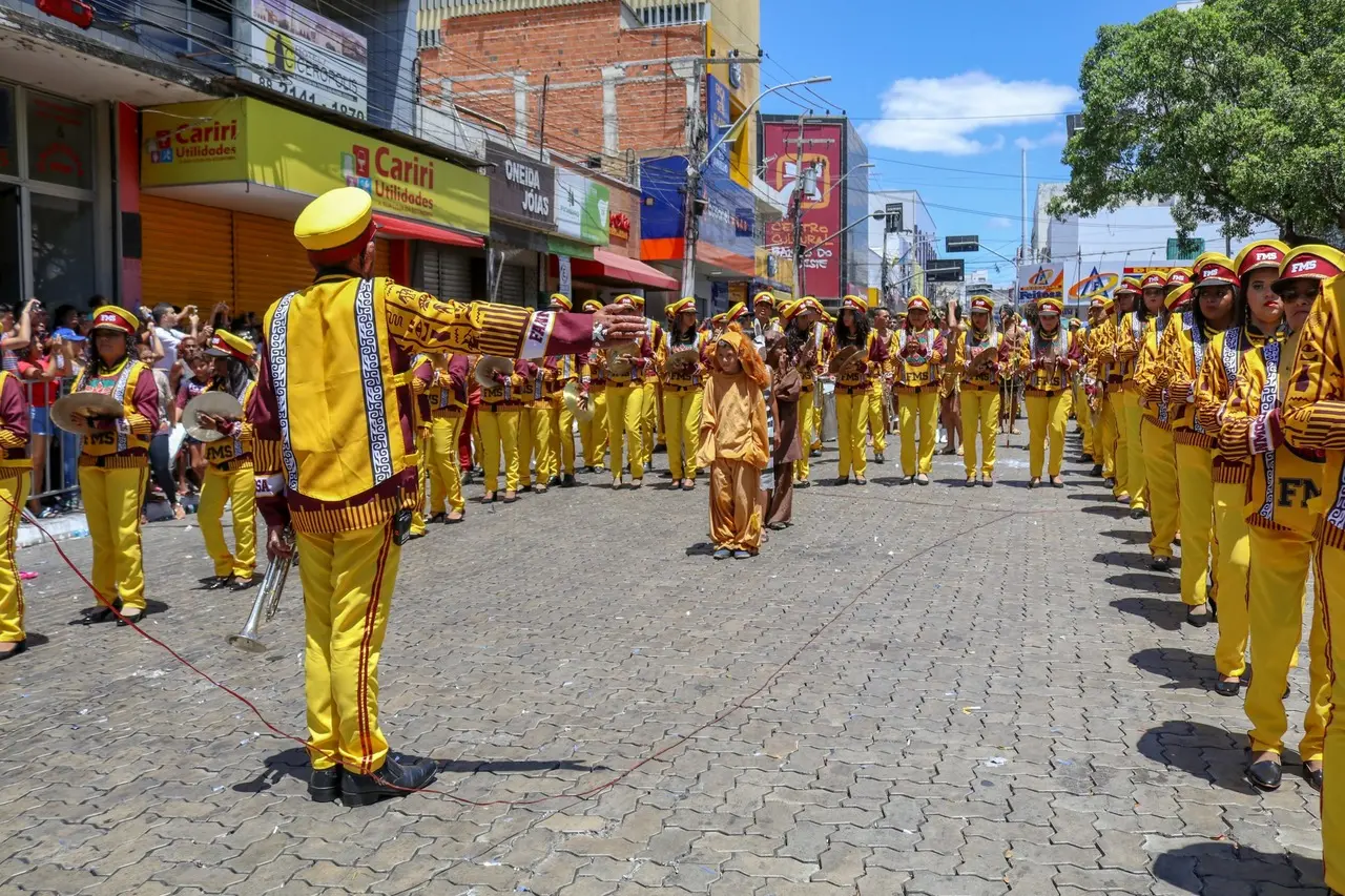 Foto mostra grupo de Fanfarras de Juazeiro do Norte durante apresentação pública