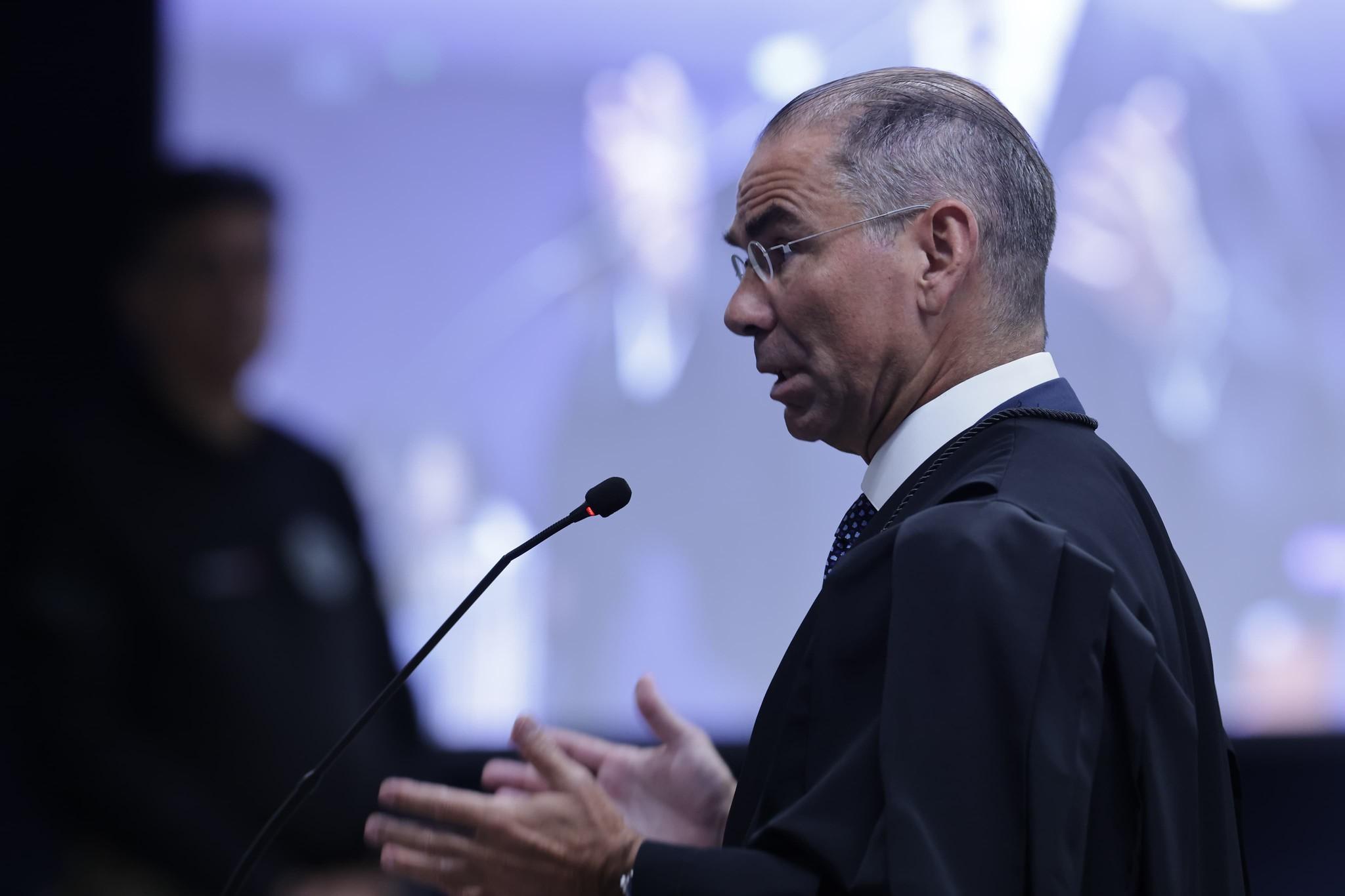 José Luís mendes de Oliveira Lima, diante do telão, faz a sustentação oral para os minitros