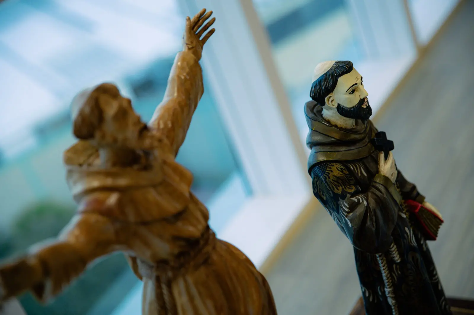 Na imagem, estátuas de São Francisco de Assis, de quem o empresário e político Tasso Jereissati é devoto