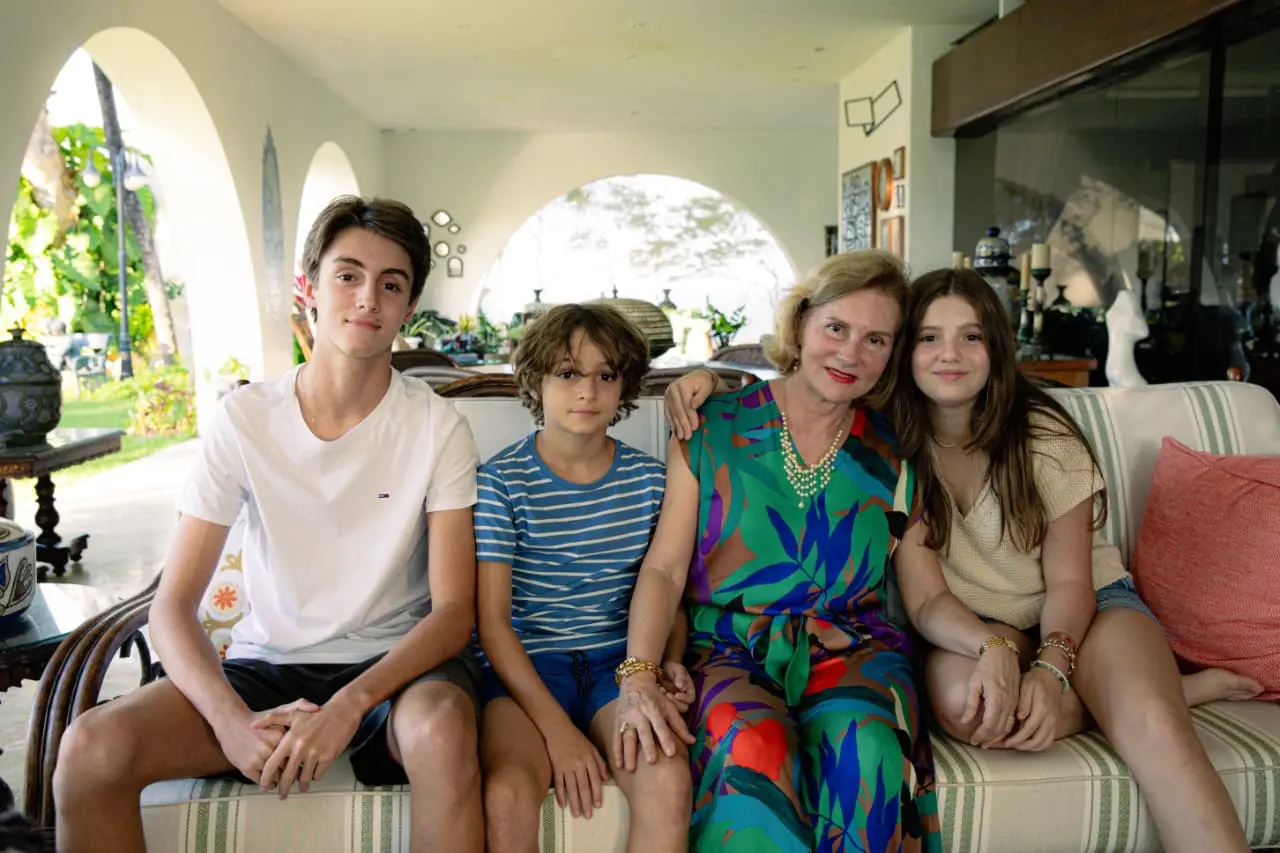 Na imagem, a esposa de Tasso Jereissati, Renata Queiroz Jereissati, e os netos Gabriel, Carlos e Lara