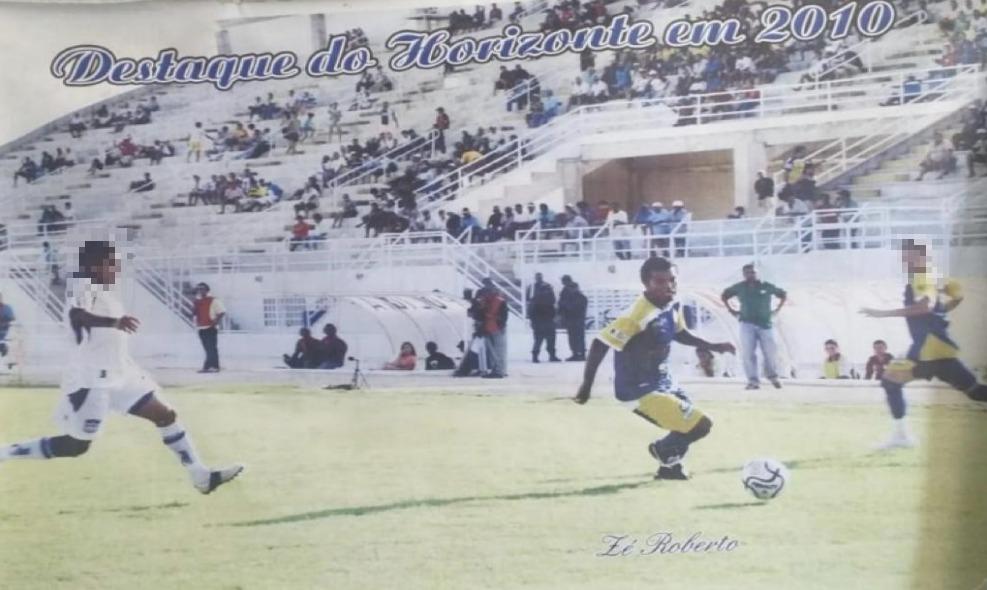 Foto antiga mostra José Roberto de Sousa Severo em atuação pela equipe Horizonte, em uma partida de futebol, em 2010. É possível ver jogadores, a bola e campo de futebol em primeiro plano, com torcedores na arquibancada ao fundo