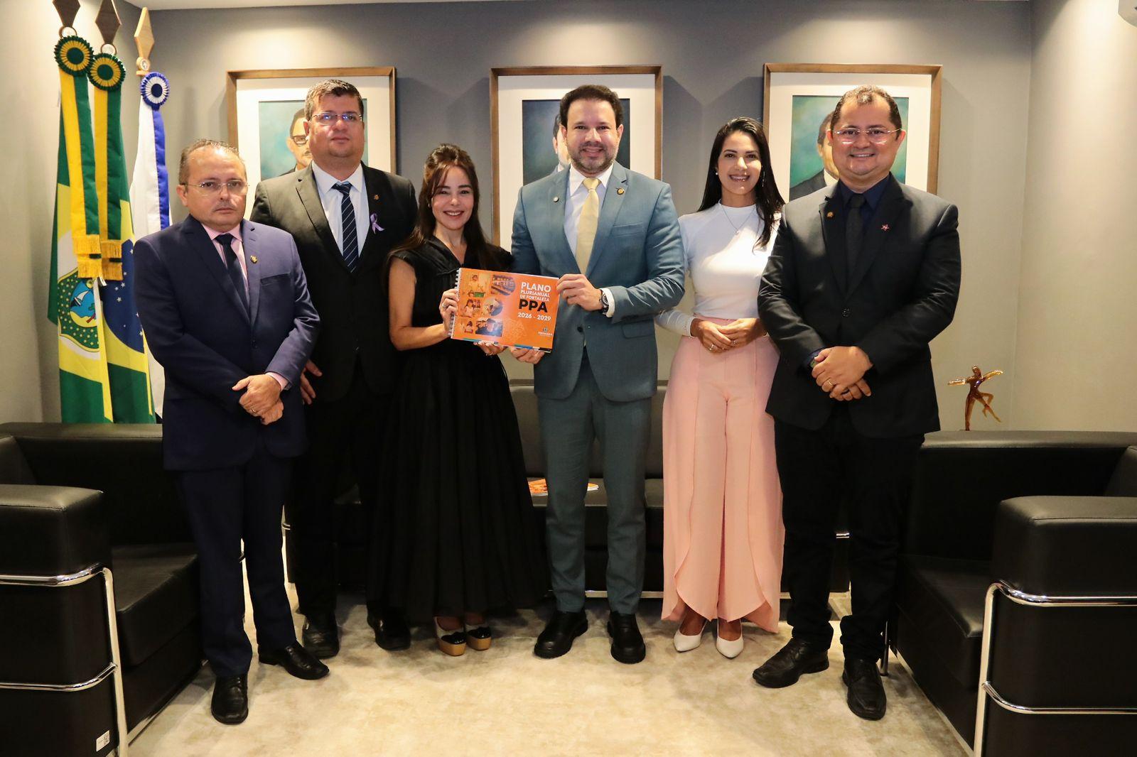 Foto da entrega do PPA 2026–2029 à Câmara de Fortaleza, nesta quarta-feira (3)