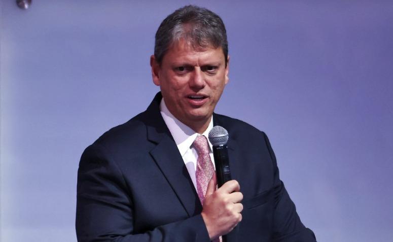 Tarcísio de Freitas segura microfone durante discurso