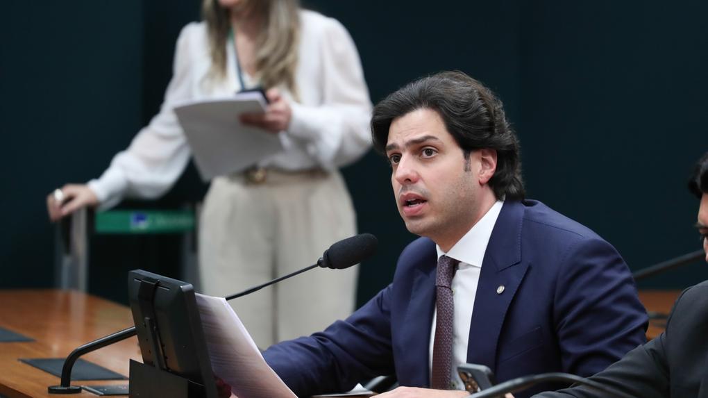 AJ Albuquerque durante sessão da Comissão Mista de Planos, Orçamentos Públicos e Fiscalização na Câmara dos Deputados