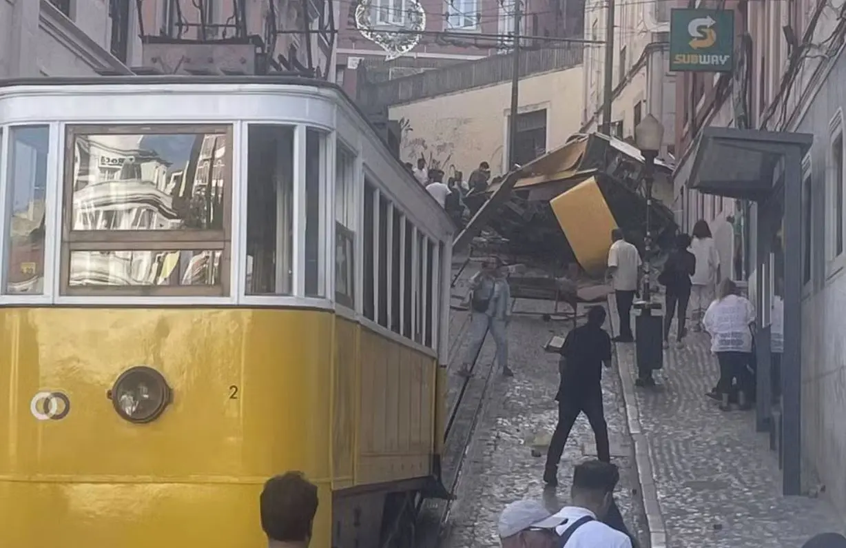foto do acidente no Elevador da Glória, bondinho em Lisboa