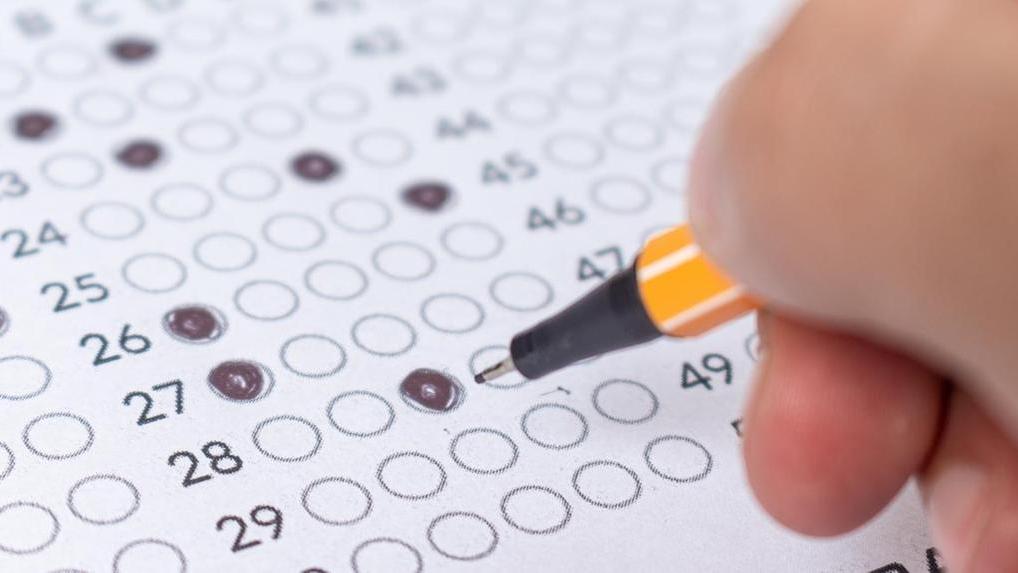 Gabarito de prova sendo preenchido