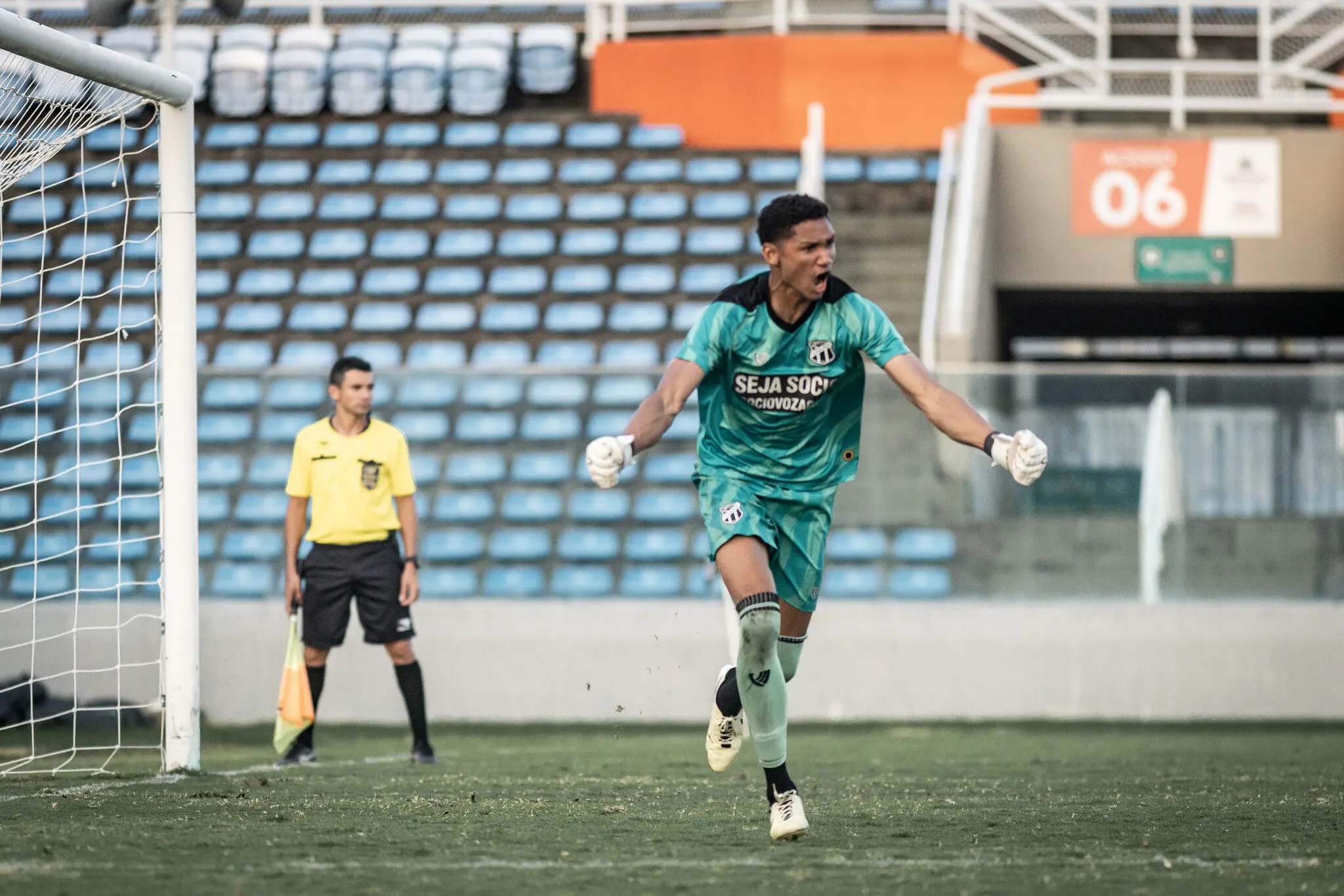Foto de Com troca de goleiros, Ceará avança para final da Copa do Nordeste sub-20 com herói improvável