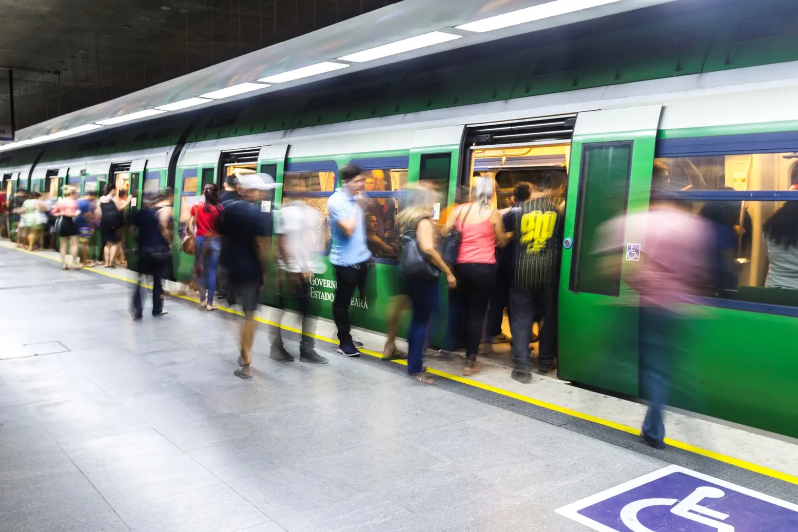 Foto que contém passageiros entrando em linha de metrô em Fortaleza