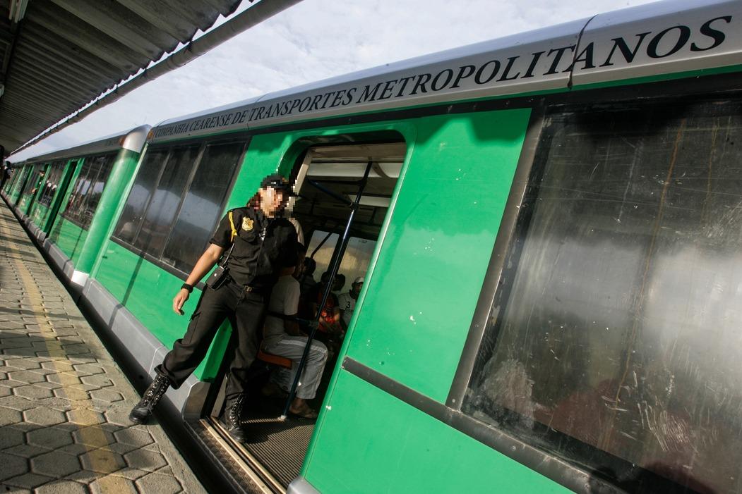 Foto que contém segurança em uma das portas da linha Oeste do Metrofor