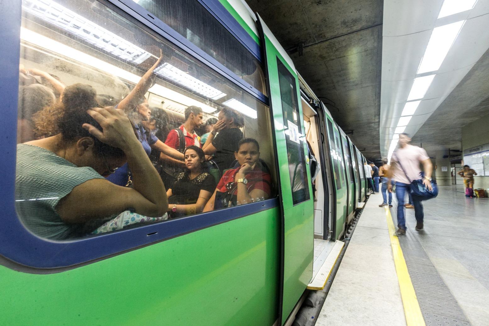 Foto que contém vagão lotado em linha do Metrofor