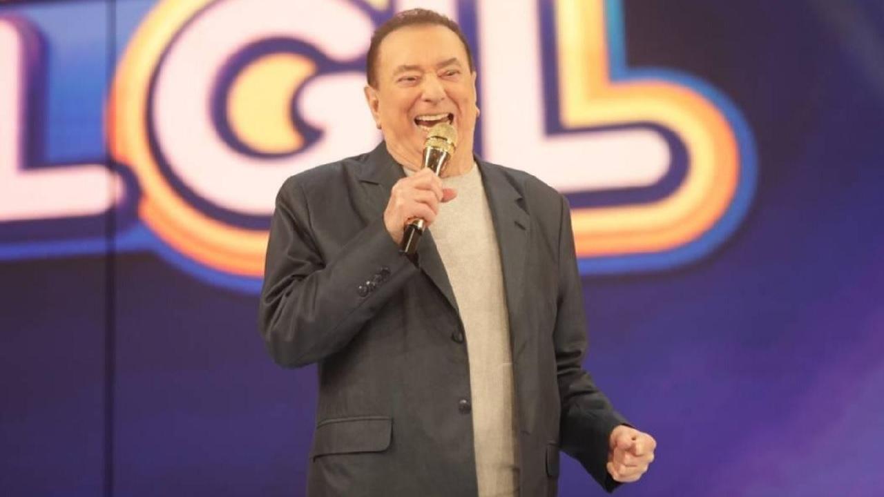 Imagem mostra Raul Gil apresentando programa de auditório e ilustra internação do apresentador