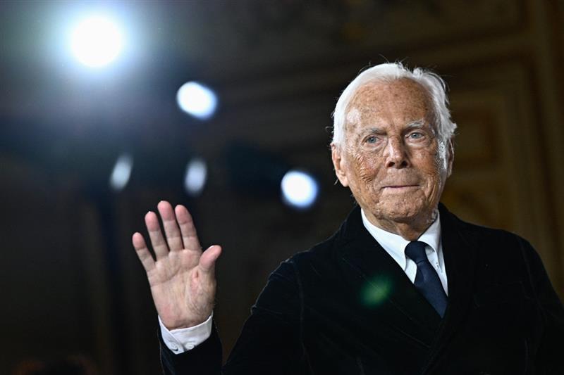 Foto de Giorgio Armani, que faleceu aos 91 anos, em evento