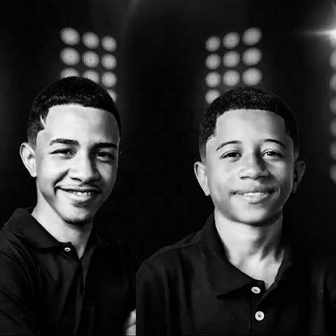 imagem em preto e branco mostrando a dupla Samuel e Mateus. o pai dos jovens não lembra do acidente