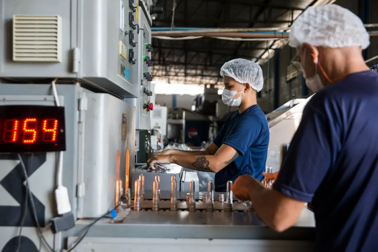 Imagem de dois homens trabalhando em indústria química