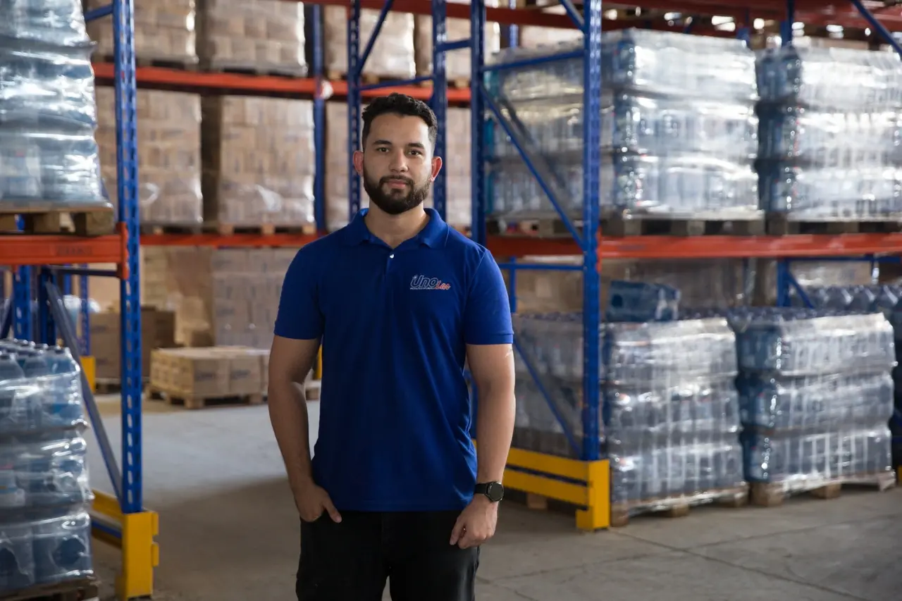 Imagem de um homem no estoque de uma empresa