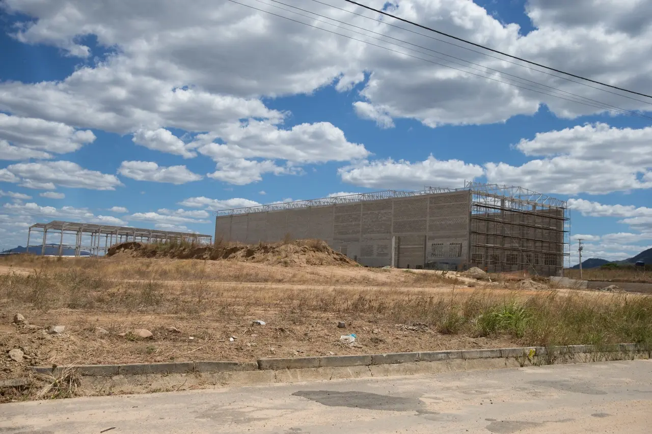 Imagem de um galpão de indústria em construção