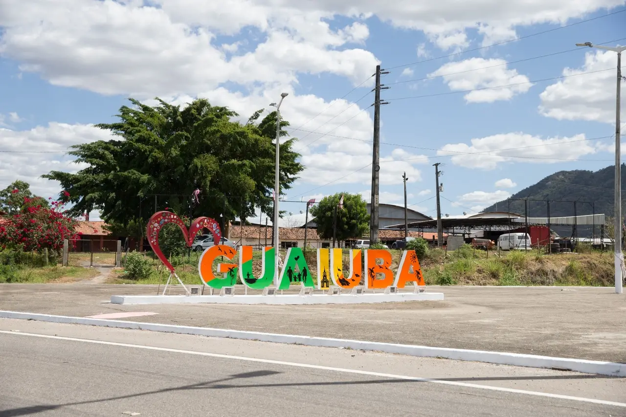 Imagem do pórtico da cidade de Guaiúba