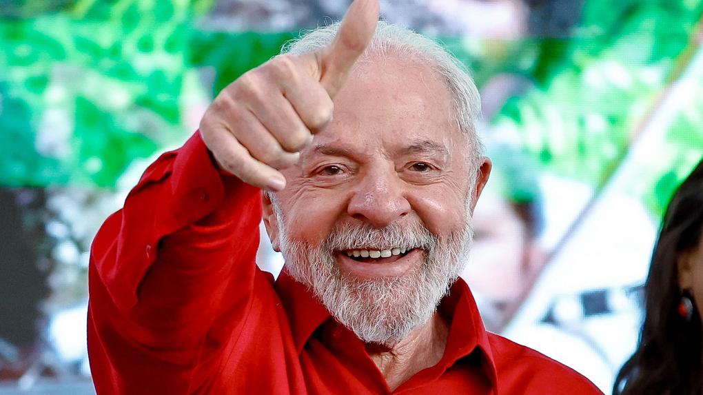 Presidente Lula olhando diretamente para a foto e acenando com o polegar.