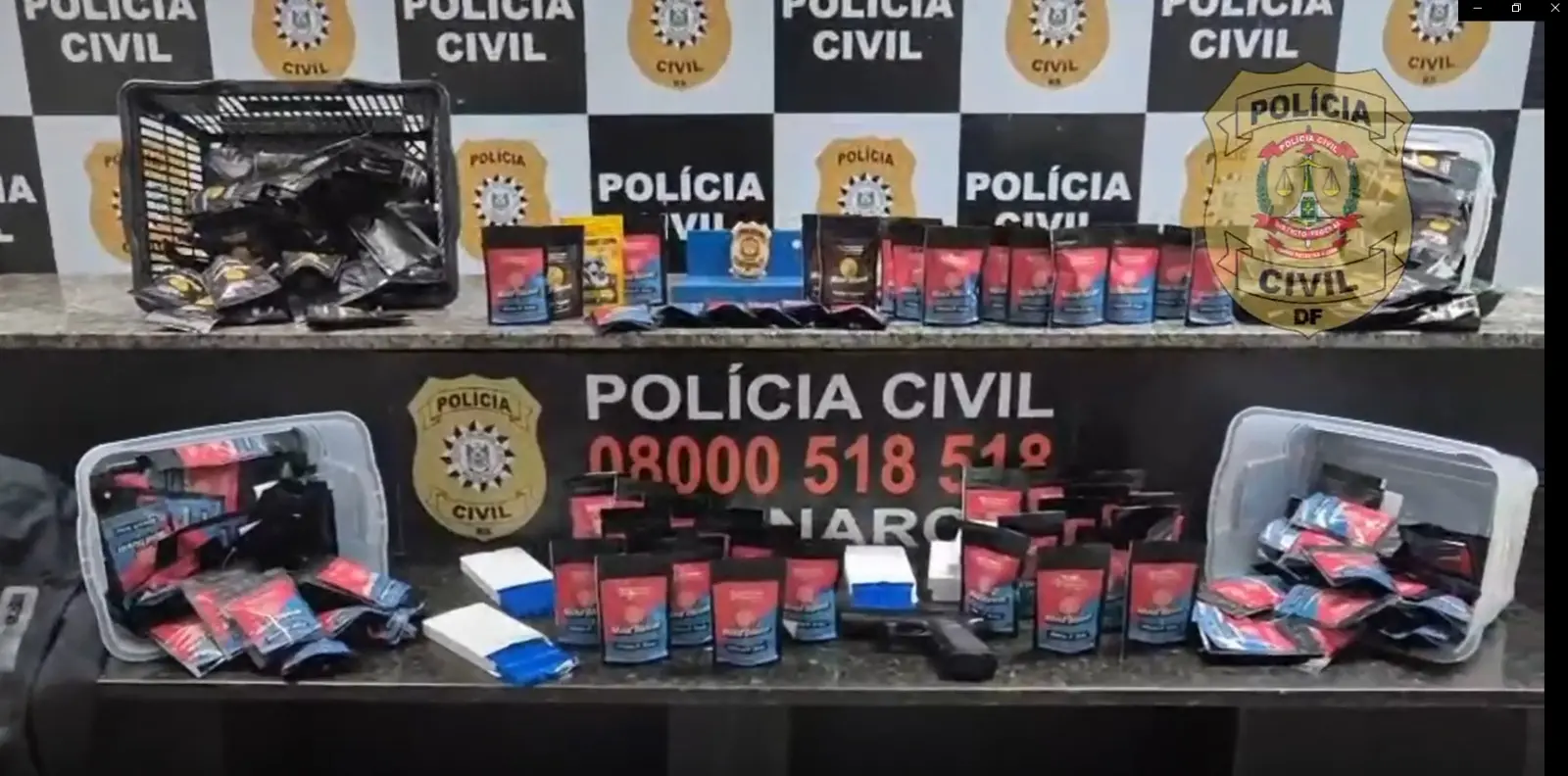 mesa da policia civil com as drogas apreendidas na operação