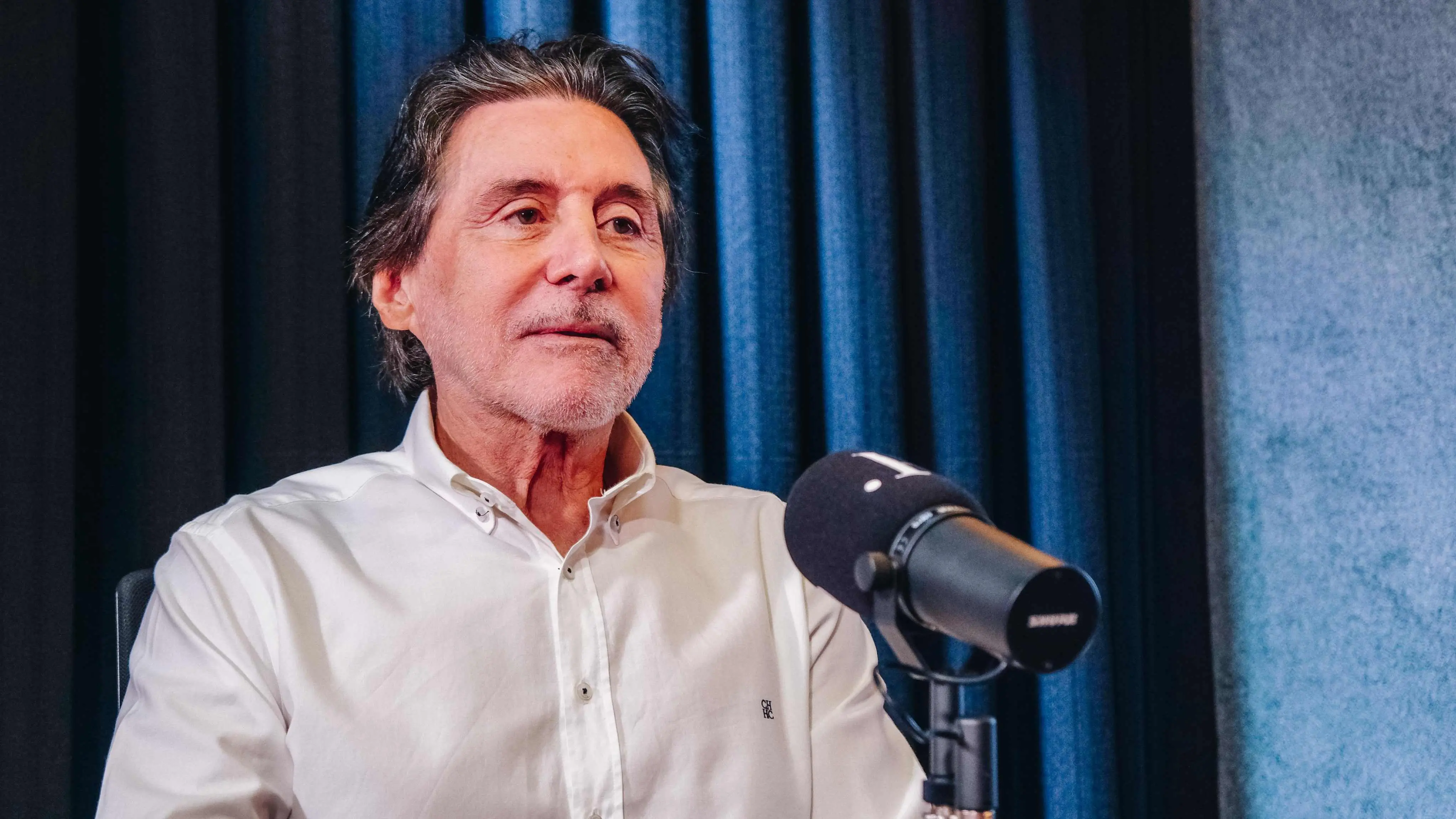 Em entrevista ao PontoPoder, Eunício Oliveira, vestido com uma camiseta branca e diante do microfone com a logo do PontoPoder