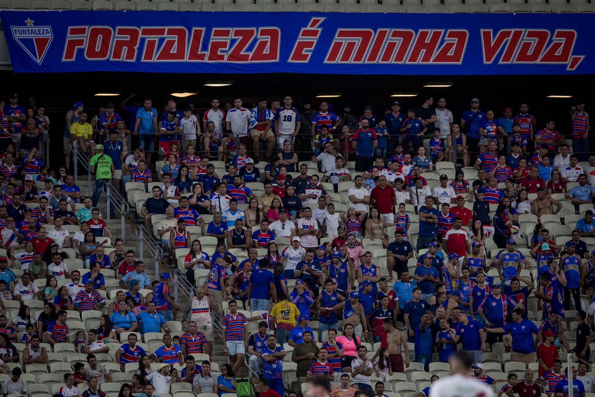 Foto de torcedores do Fortaleza na arquibancada da Arena Castelão