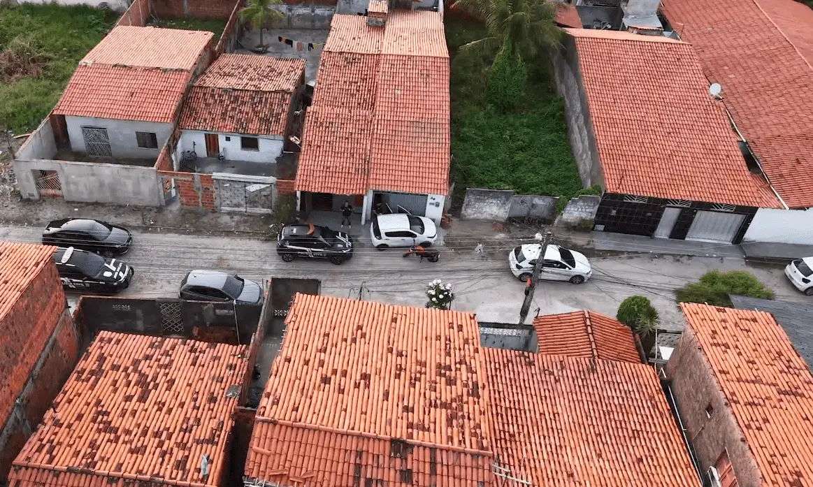 Viaturas policiais nas ruas para cumprir mandados de prisão contra membros do Comando Vermelho