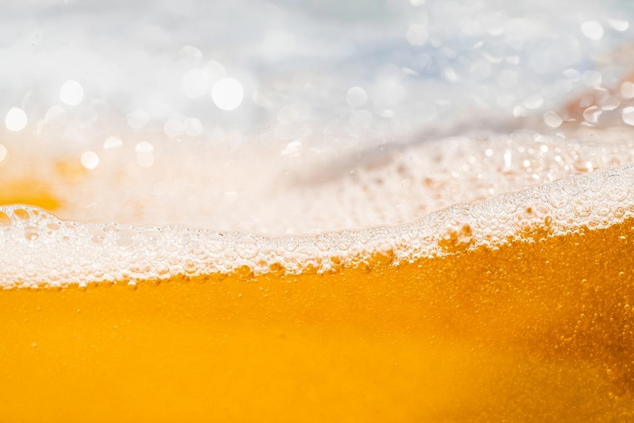 Imagem de espuma cerveja sem álcool dentro de um copo