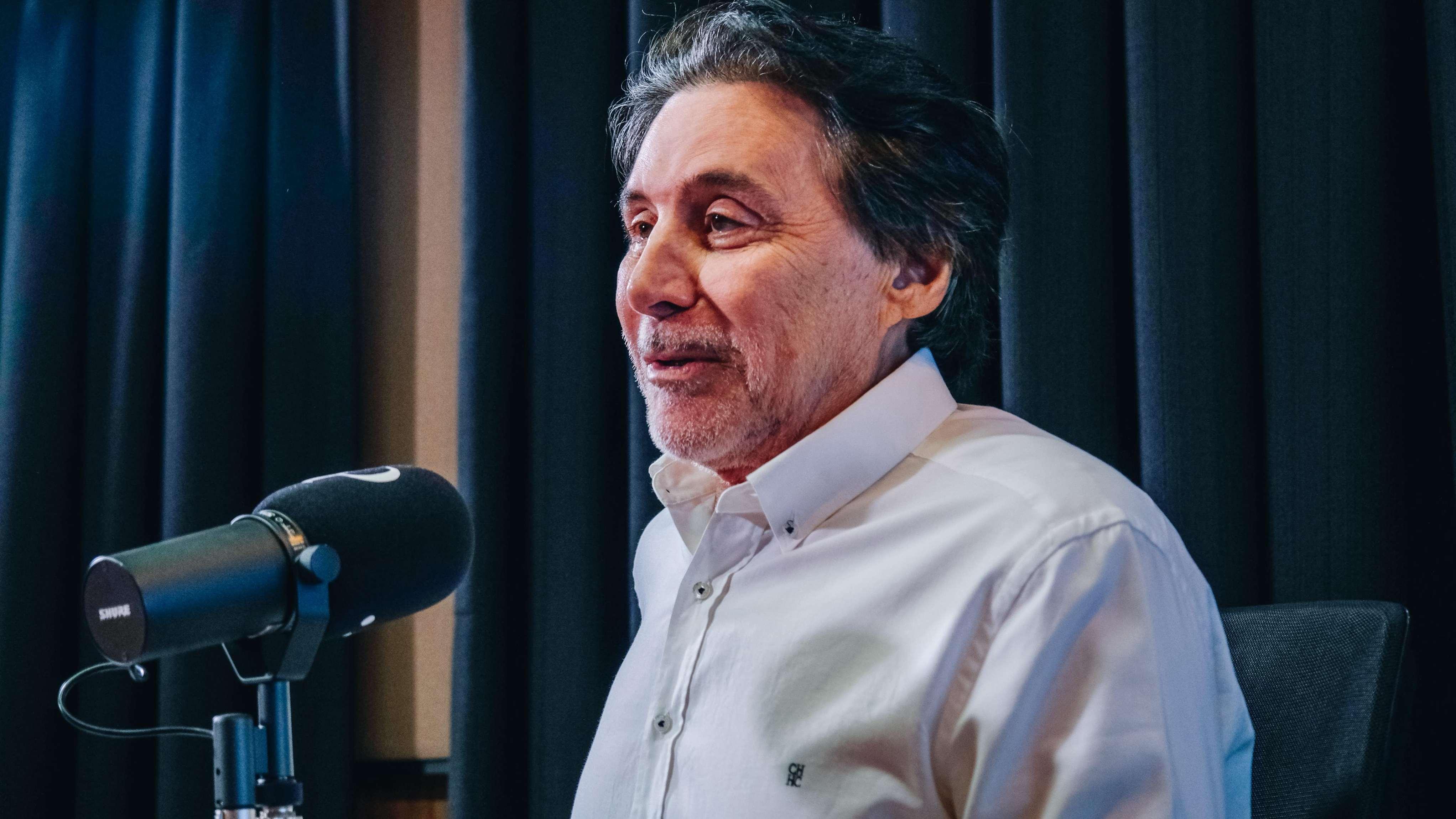 Eunicio Oliveira, de camisa branca e a frente do microfone, durante entrevista para o live do PontoPoder