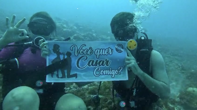 Na imagem, casal está no fundo do mar para realizar pedido de casamento durante mergulho no litoral de Fortaleza