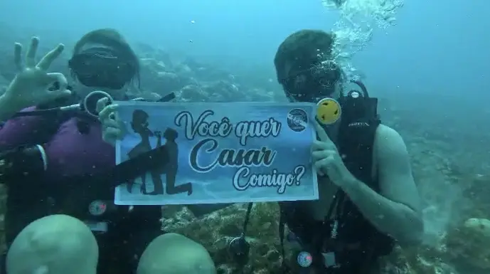 Na imagem, casal está no fundo do mar para realizar pedido de casamento durante mergulho no litoral de Fortaleza