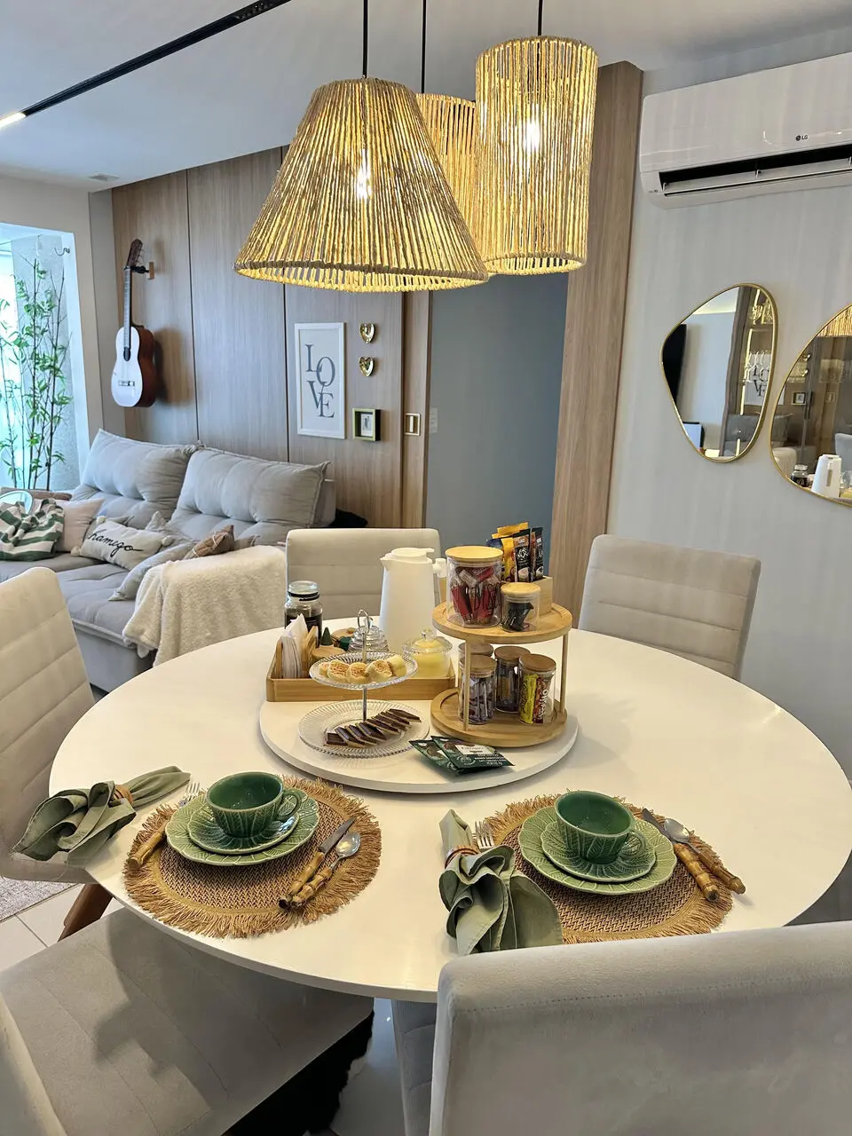 Cúpulas de sisal dão toque rústico na sala de jantar