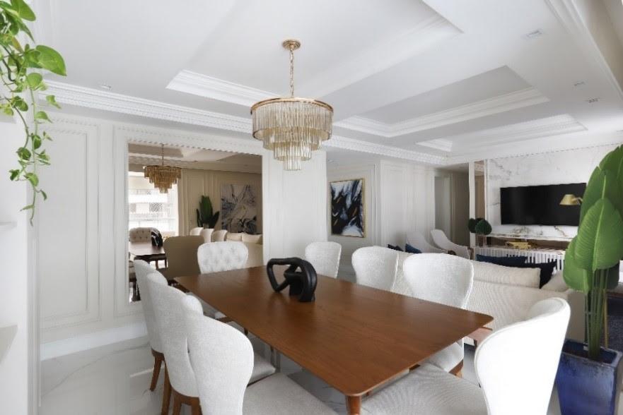 Na sala de jantar, lustre com toque clássico