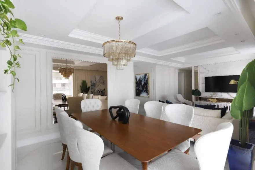 Na sala de jantar, lustre com toque clássico