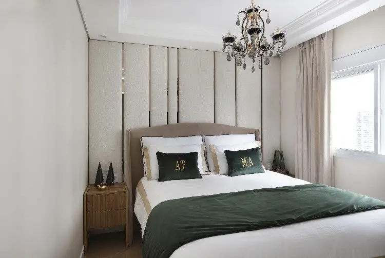 No projeto de Gabriela Mendes, o quarto de casal recebeu lustres majestosos